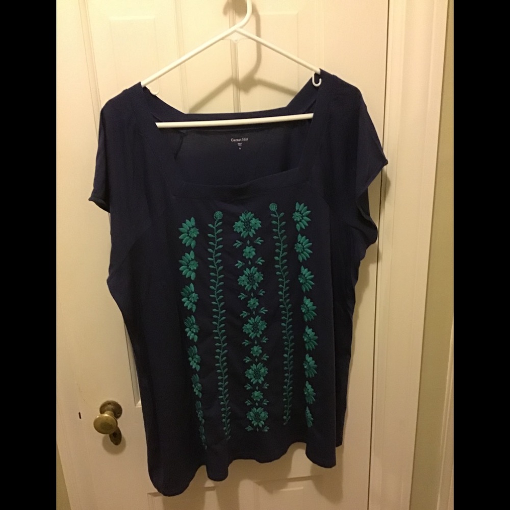 Garnet Hill navy embroidered tee xl